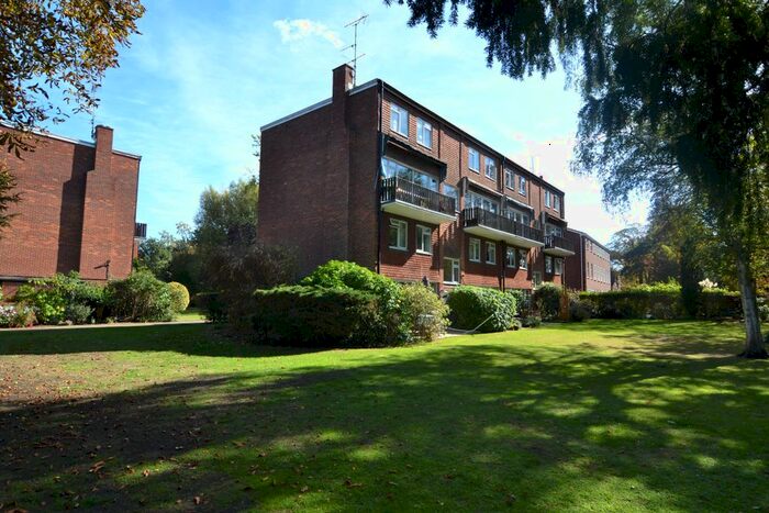 2 Bedroom Flat To Rent In Broom Close, Teddington, Middlesex, TW11