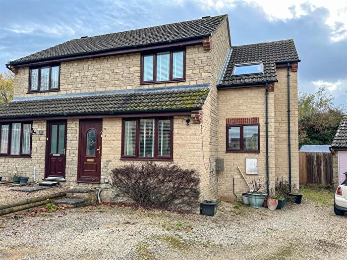 3 Bedroom Semi-Detached House For Sale In Elmer Close, Malmesbury, SN16