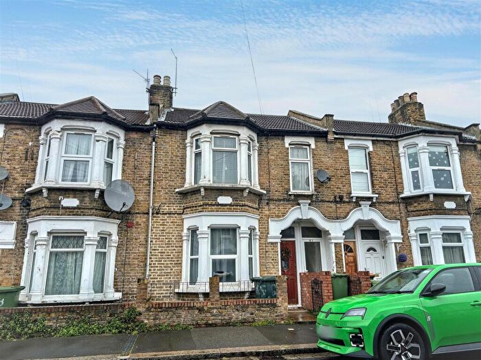 1 Bedroom Maisonette For Sale In Cambus Road, London, E16