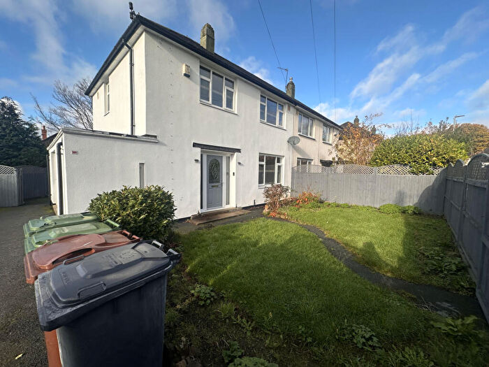 3 Bedroom Semi-Detached House For Sale In Deanswood View, Leeds, LS17