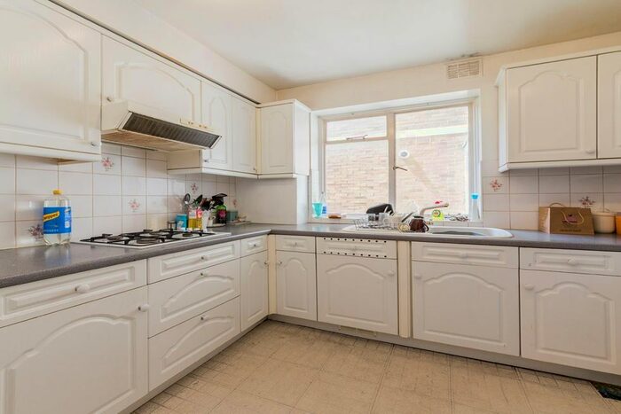 3 Bedroom Town House To Rent In Fairbridge Road, London, N19