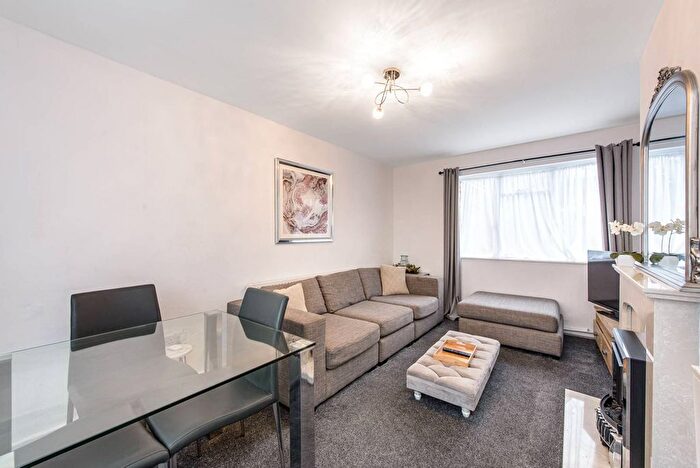 3 Bedroom Terraced House To Rent In Endersby Road, Barnet, EN5