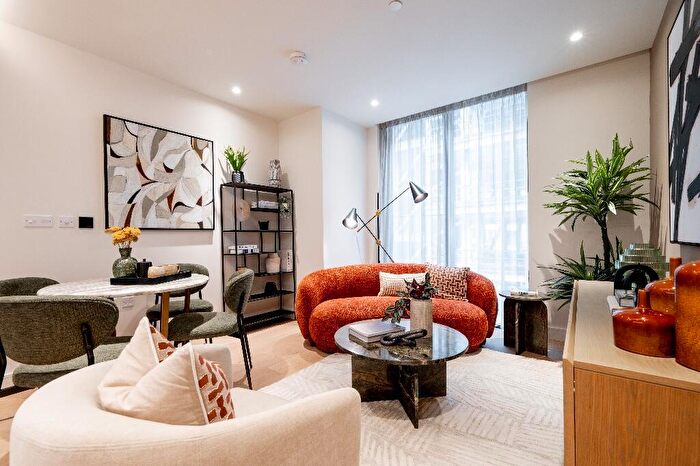 2 Bedroom Apartment For Sale In South Quay Plaza, Canary Wharf, London, E14
