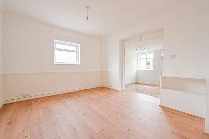 1 Bedroom Flat To Rent In Queenswood Avenue, Walthamstow, London, E17