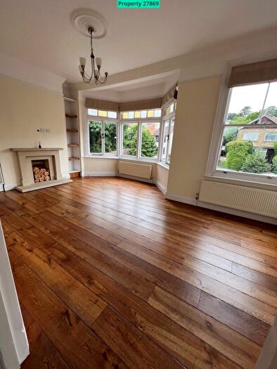 2 Bedroom Flat To Rent In St Floor Flat, Queens Road, Loughton, Essex, IG10