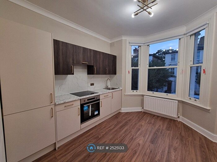 2 Bedroom Flat To Rent In Coningham Road, London, W12