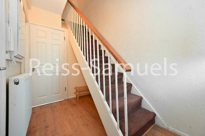 4 Bedroom Maisonette To Rent In Forsyth Gardens, London, Kennington, Southwark, SE17