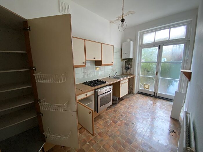 2 Bedroom Flat For Sale In Flat A, Queen Elizabeths Walk, Stoke Newington, London, N16