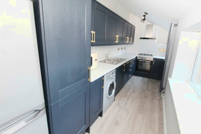 5 Bedroom Semi-Detached House To Rent In City Road, Dunkirk, Nottingham, NG7