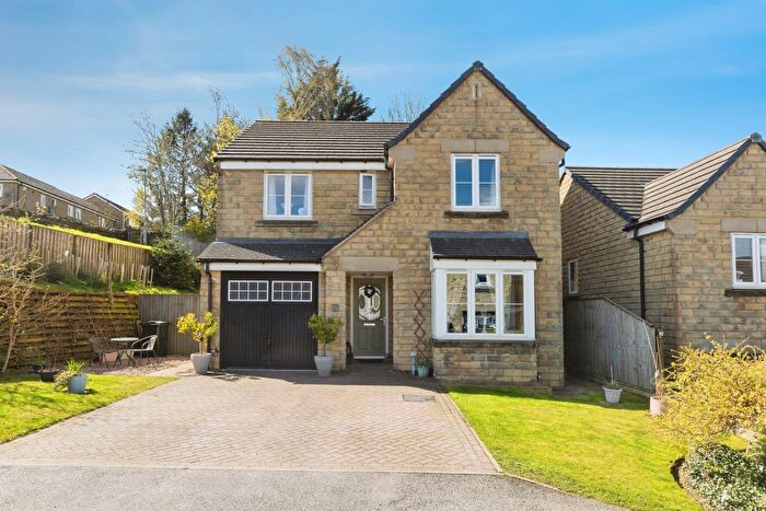 4 Bedroom Detached House For Sale In Kirkstall Close, Wilsden, Bradford, BD15
