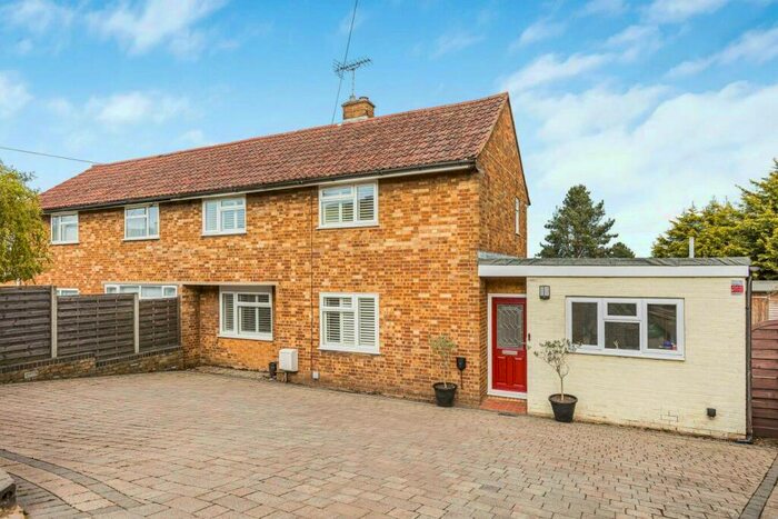 4 Bedroom Semi-Detached House To Rent In East View, Essendon, AL9