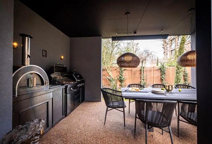 Studio To Rent In Willesden Lane, London, NW2