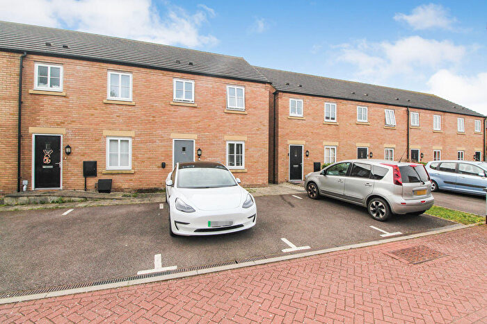 3 Bedroom Semi Detached House For Sale In Turnpike Gardens, Bedford, MK42