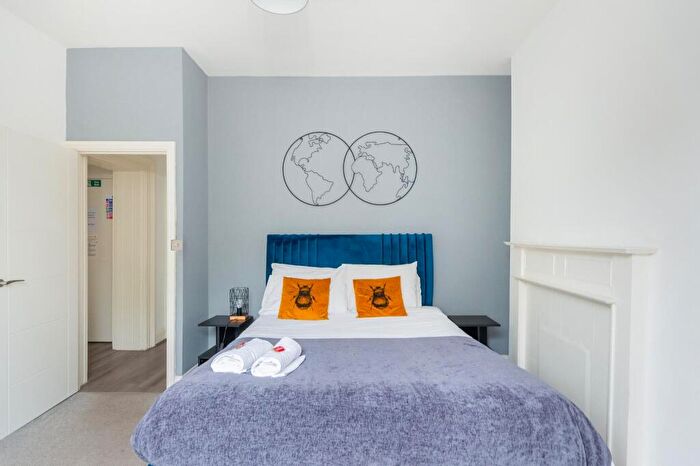 2 Bedroom Flat For Sale In Cotham Road, Cotham, BS6