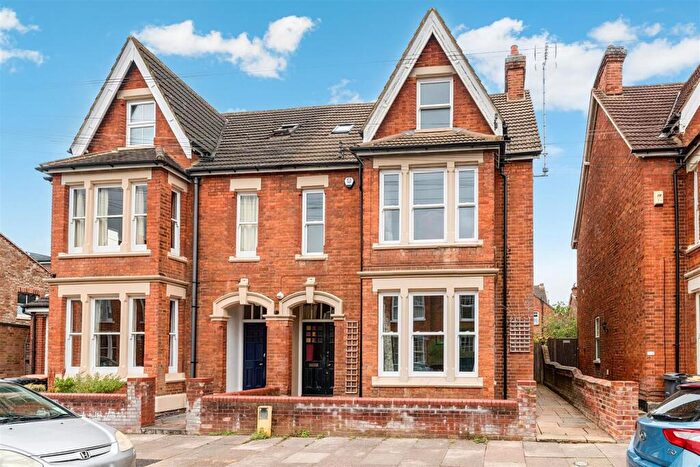 6 Bedroom Semi Detached House For Sale In Cornwall Road, Bedford, MK40