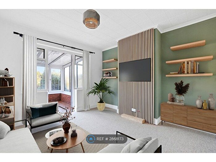 3 Bedroom Bungalow To Rent In Ragged Hall Lane, St Albans, AL2