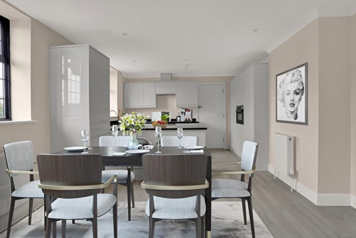 2 Bedroom Flat To Rent In Queens Close, Lammas Lane, Esher, Surrey, KT10