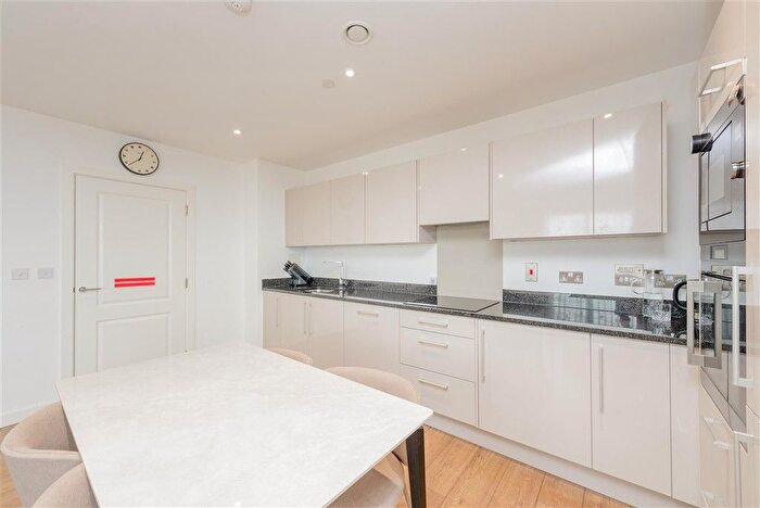 3 Bedroom Flat For Sale In Regal Walk, Bexleyheath, Kent, DA6