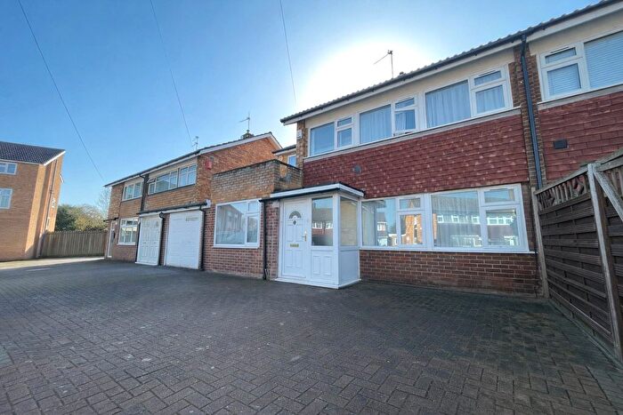 5 Bedroom Semi Detached House For Sale In Stratton Close, Hounslow, Greater London, TW3