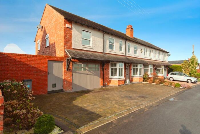 4 Bedroom Semi-Detached House For Sale In Henwood Lane, Solihull, B91