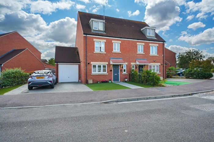 4 Bedroom Semi-Detached House To Rent In Wyvern Close, Milton Regis, ME10