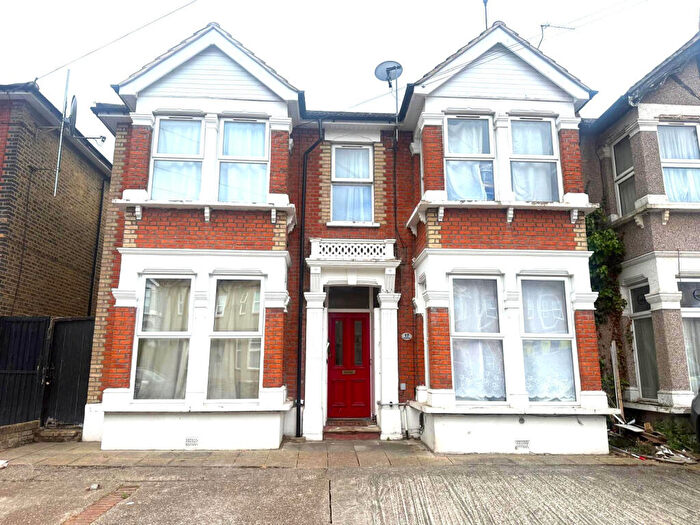 3 Bedroom Flat To Rent In Courtland Avenue, Ilford, IG1