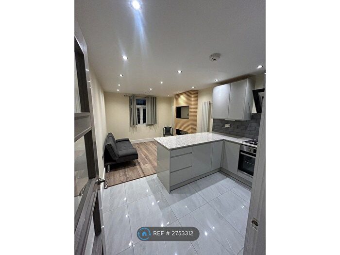 2 Bedroom Flat To Rent In High Street, Northwood, HA6