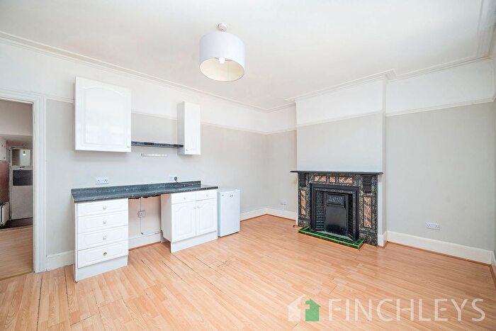 2 Bedroom Flat To Rent In Ballards Lane, London, N3