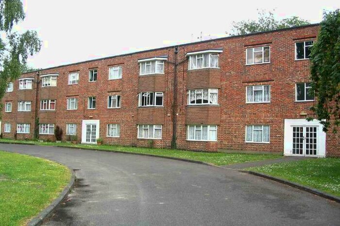 3 Bedroom Apartment To Rent In Brighton Road, Sutton, Surrey, SM2
