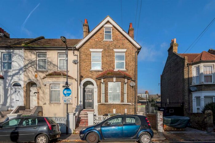 3 Bedroom Duplex To Rent In Park Road, Leyton, E10