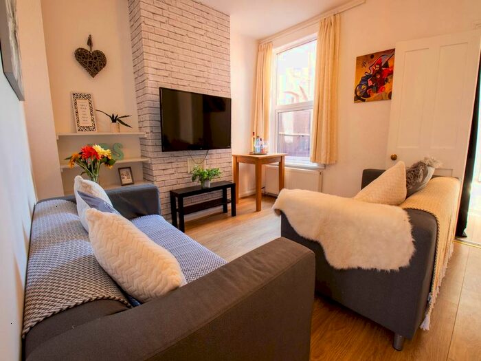 3 Bedroom Property To Rent In Roper Road, Canterbury, Kent, CT2