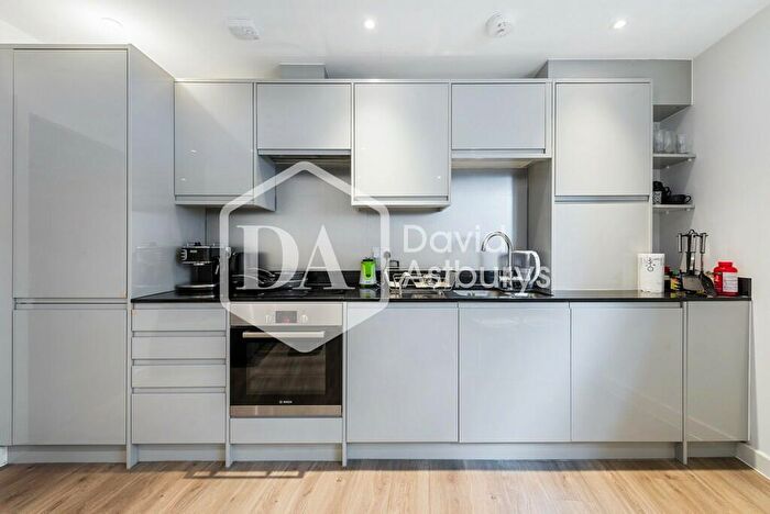 1 Bedroom Apartment To Rent In Dollis Mews, Finchley Central, London, N3