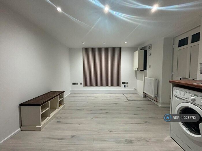 1 Bedroom Flat To Rent In Waylen Road, Reading, RG1