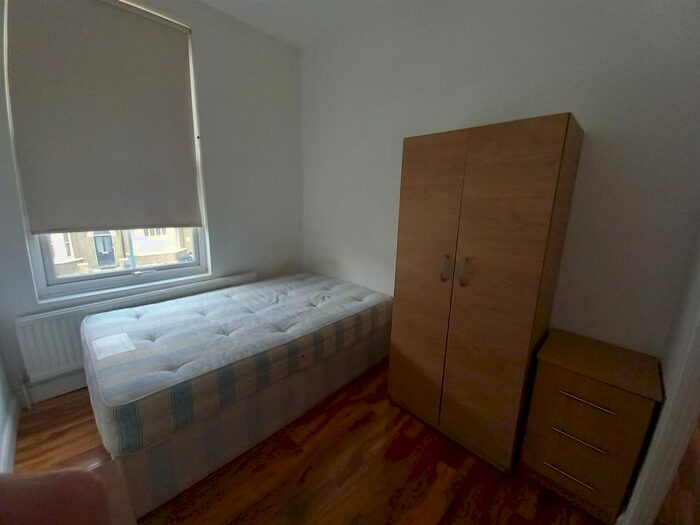 3 Bedroom Flat To Rent In York Road, Acton, London, W3