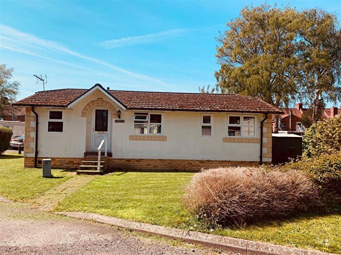 2 Bedroom Mobile/park Home For Sale In Taunton Road, Bridgwater, TA6