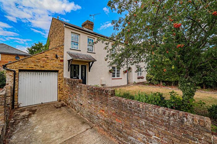 3 Bedroom Semi-Detached House For Sale In Austins Place, Hemel Hempstead, HP2