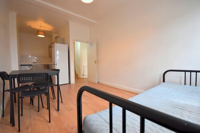 1 Bedroom Flat To Rent In Tooting High Street, London, SW17