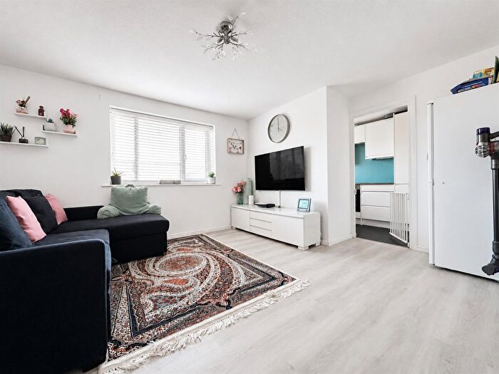 2 Bedroom Flat For Sale In Lowestoft Drive, Cippenham, SL1