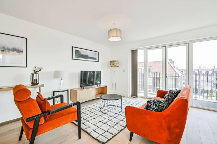 2 Bedroom Flat For Sale In Whetstone Square, Finchley, London, N20
