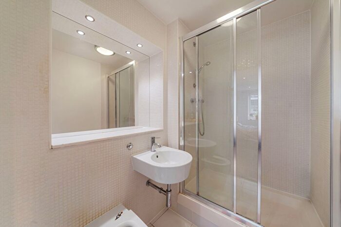 2 Bedroom Flat For Sale In Drayton Park, London, N5