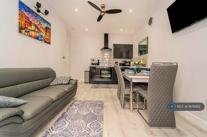 2 Bedroom Flat To Rent In Kimberley Avenue, Ilford, IG2