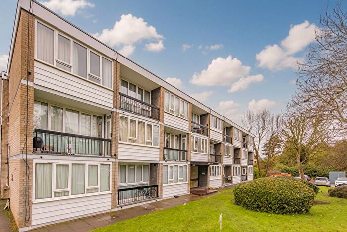 2 Bedroom Flat For Sale In Ashbourne Close, Woodside Park, London, N12
