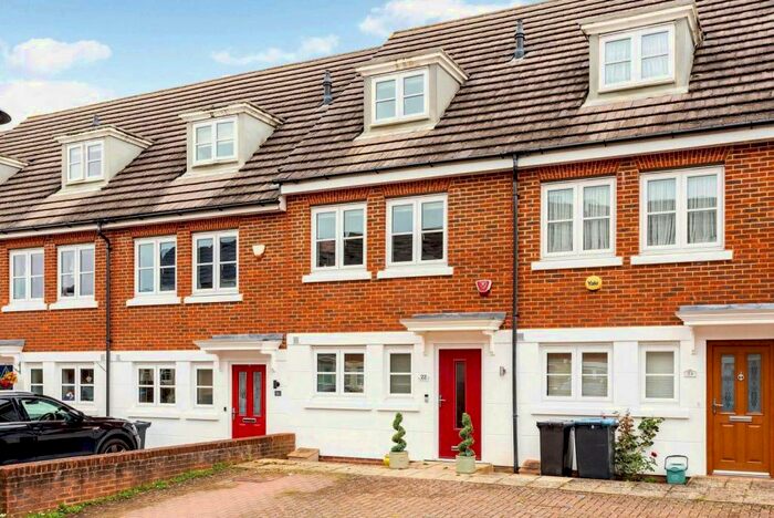 3 Bedroom House To Rent In Bedroom Semi Detached House In Kenley, CR8