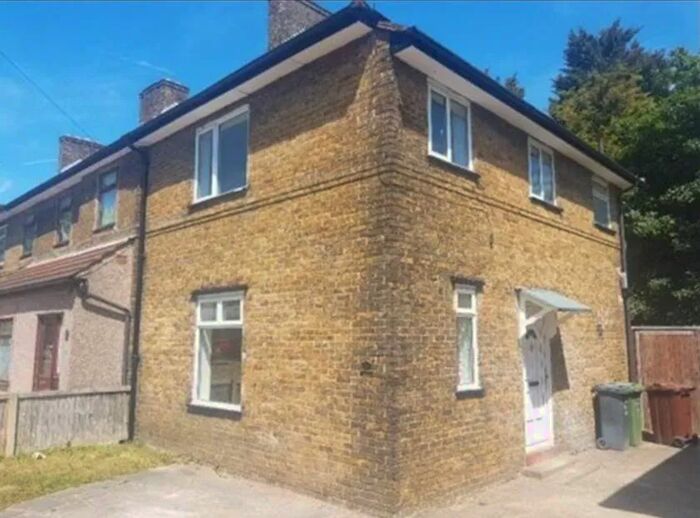 3 Bedroom Semi-Detached House To Rent In Bennetts Castle Lane, Dagenham, RM8