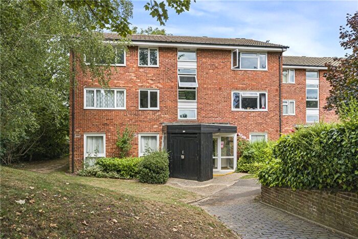 2 Bedroom Flat For Sale In Dyke Drive, Orpington, Kent, BR5
