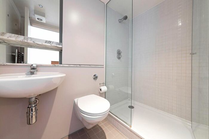 2 Bedroom Flat To Rent In Arizona Building, Deals Gateway, London, SE13
