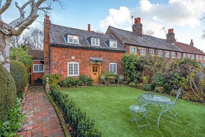 2 Bedroom End Of Terrace House For Sale In Esher Green, Esher, KT10