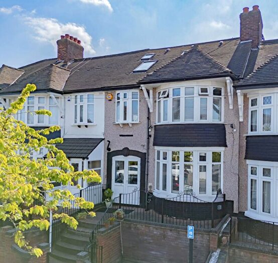 5 Bedroom Terraced House To Rent In Stradbroke Grove, Ilford, IG5