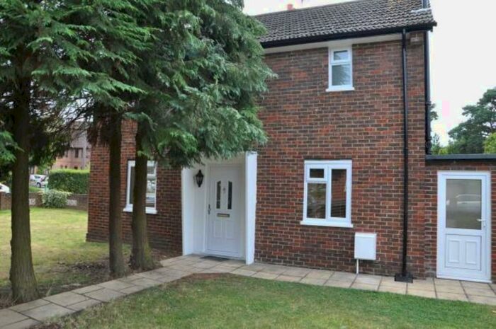 3 Bedroom Detached House To Rent In Queen Elizabeth Way, Woking, GU22