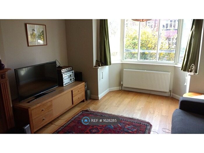 2 Bedroom Flat To Rent In Mount View Road, London, N4